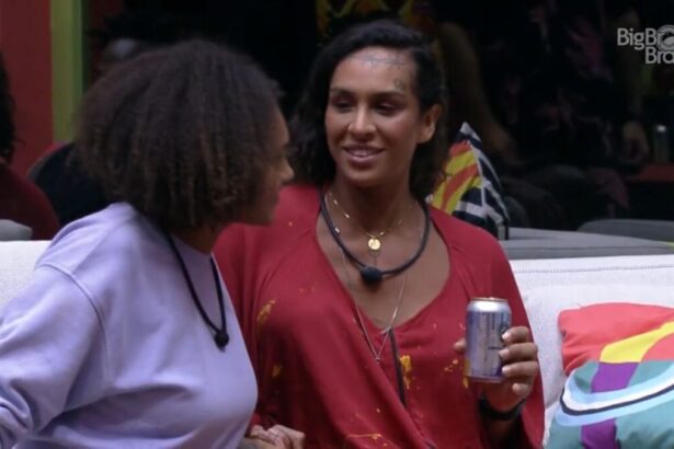 Jessi ao lado de Lina no sofá do BBB 22.