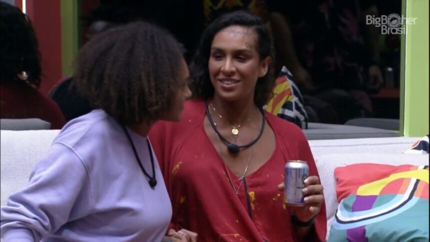 Jessi ao lado de Lina no sofá do BBB 22.