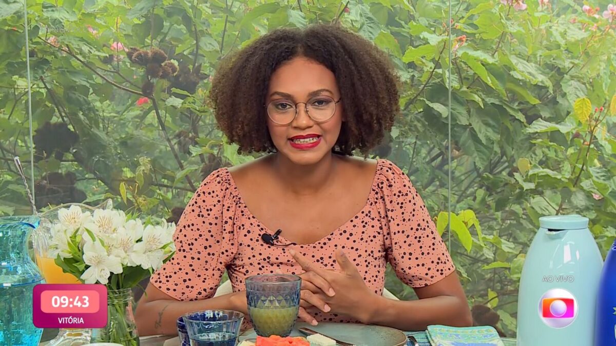 Jessilane com semblante feliz numa mesa de café da manhã no Mais Você