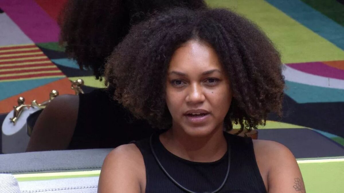 Jessilane na sala do BBB 22 sentada no sofá.