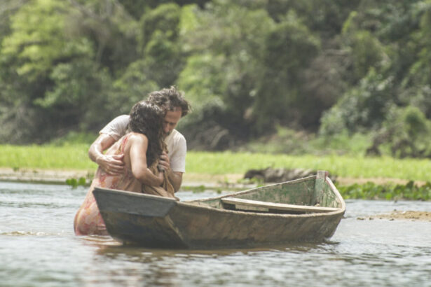 Maria (Juliana Paes) e Gil (Enrique Diaz) no rio