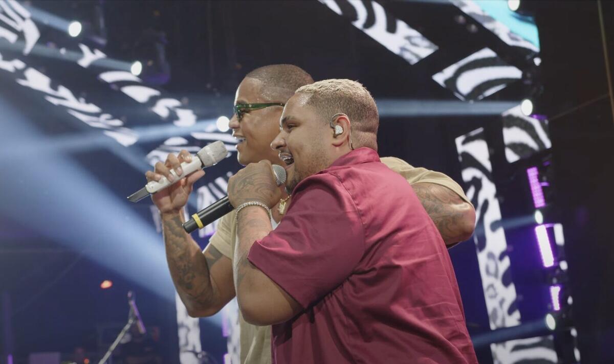 Kevin O Chris e Leo Santana no palco