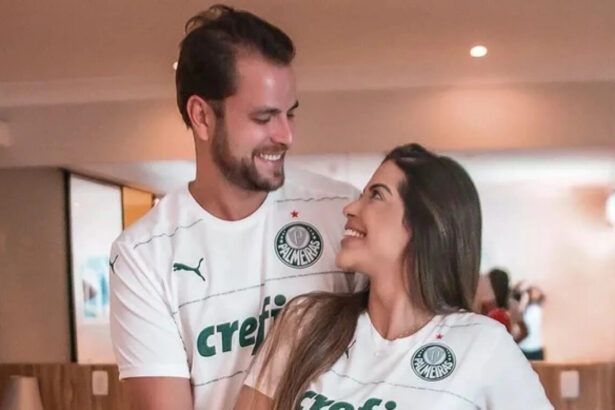 Gustavo e Laís abraçados com a camisa do Palmeiras