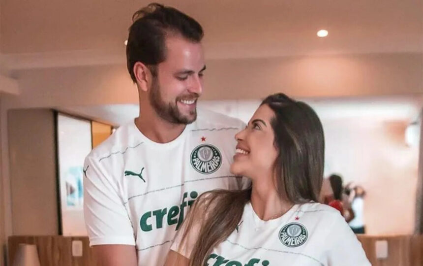 Gustavo e Laís abraçados com a camisa do Palmeiras