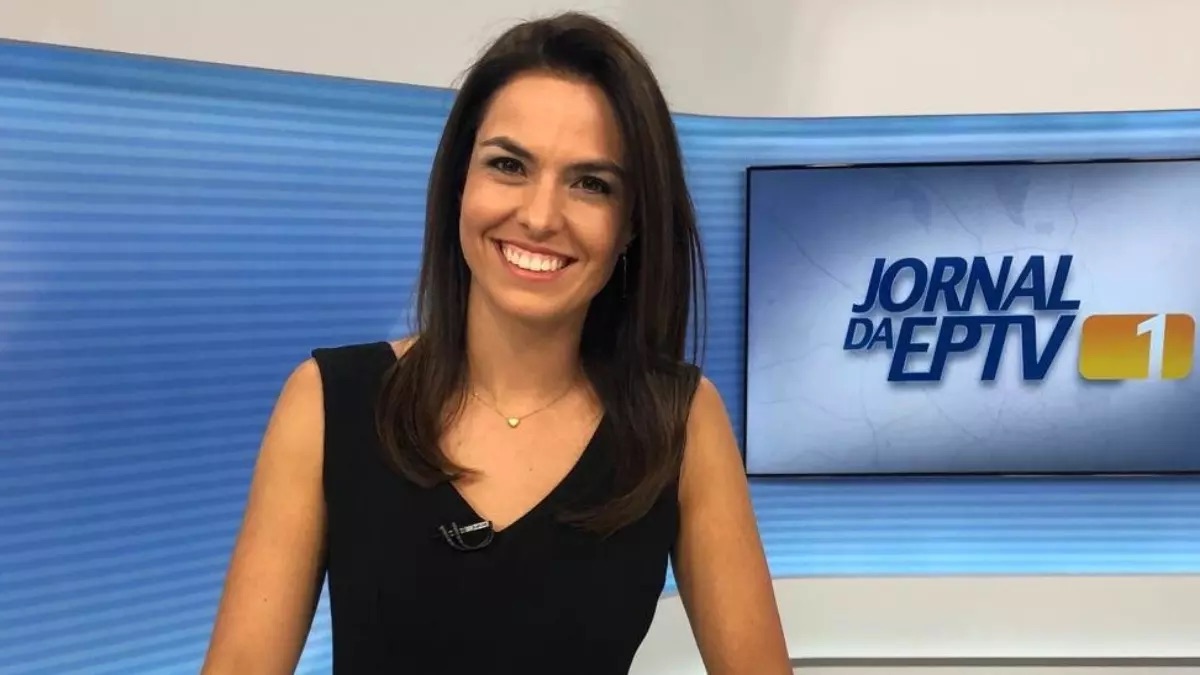 Larissa Castro nos estúdios da EPTV Campinas, em frente ao telão