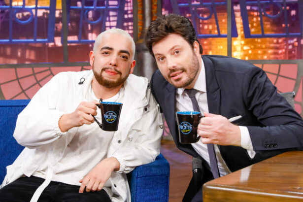 Lucas Selfie e Danilo Gentili lado a lado nos estúdios do The Noite. Ambos com uma caneca tendo o logo do programa nas mãos