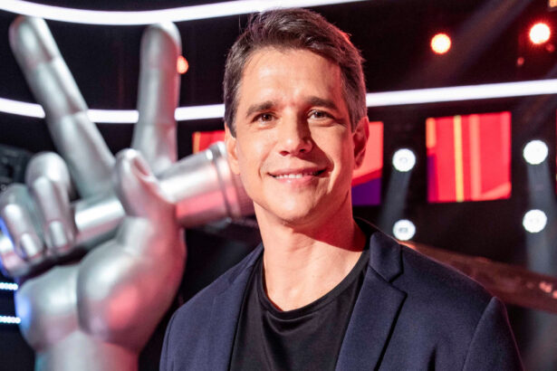 Márcio Garcia em foto posada nos estúdios do The Voice Brasil