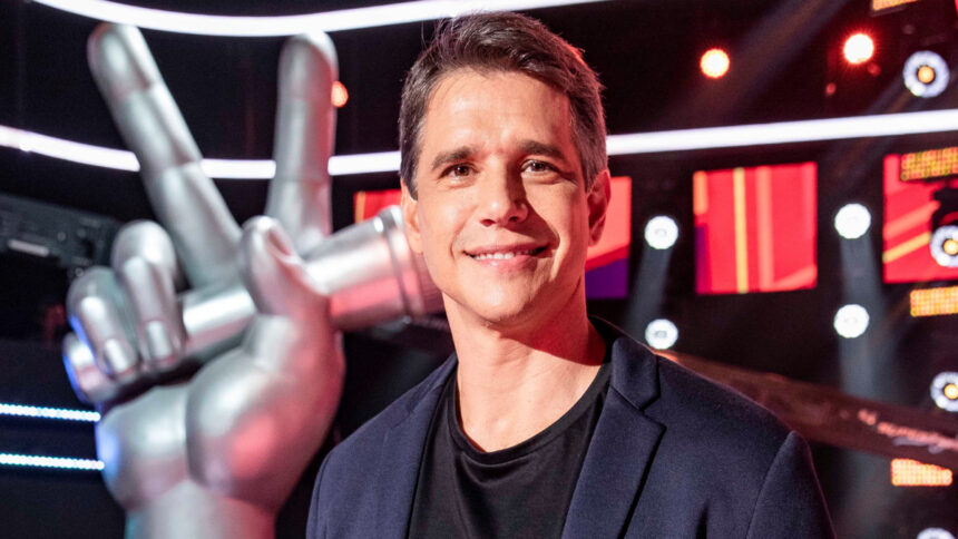 Márcio Garcia em foto posada nos estúdios do The Voice Brasil