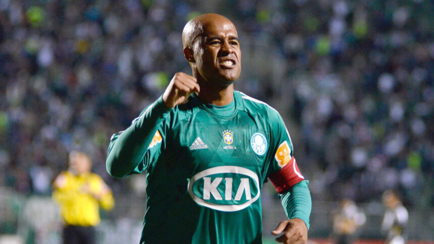 Marcos Assunção comemorando um gol com a camisa do Palmeiras