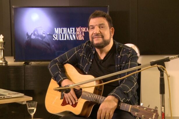 Michael Sullivan com o violão nas mãos