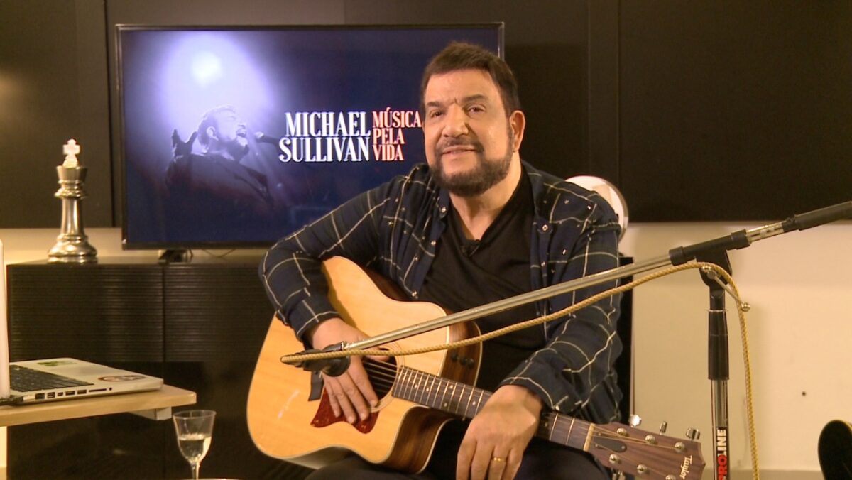 Michael Sullivan com o violão nas mãos