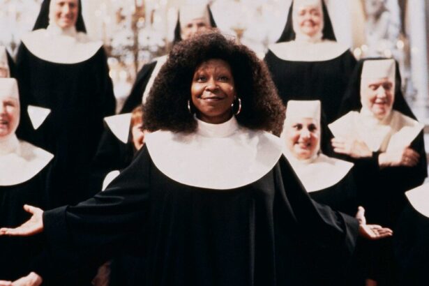 Whoopi Goldberg como freira, em trecho do filme Mudança de Hábito, exibido pela TV Globo na Sessão de Sábado