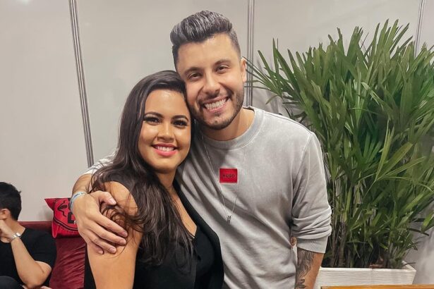 Luana Ramos e Muirlo Huff, posando abraços em um foto nos bastidores de um show