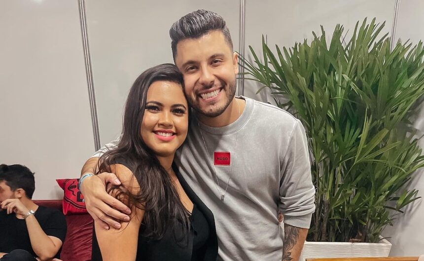 Luana Ramos e Muirlo Huff, posando abraços em um foto nos bastidores de um show