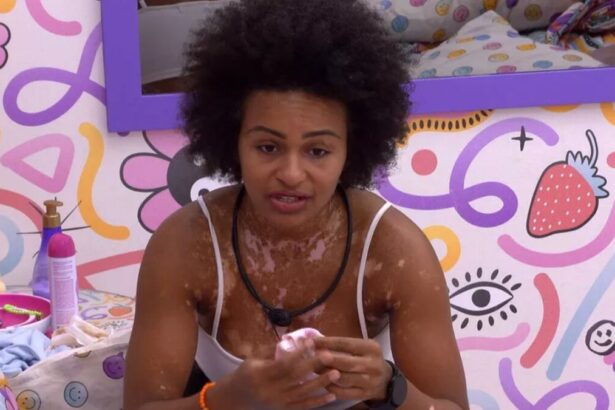 Natália no quarto lollipop do BBB 22 com semblante sério.