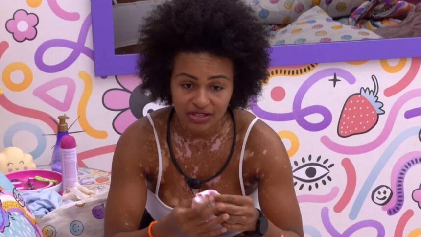 Natália no quarto lollipop do BBB 22 com semblante sério.