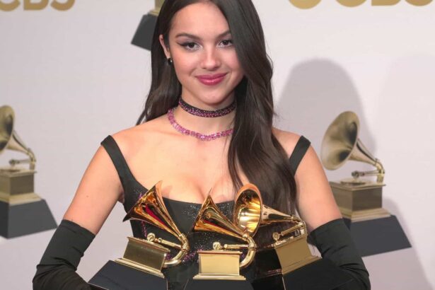 Olivia Rodrigo com três estatuetas no Grammy 2022