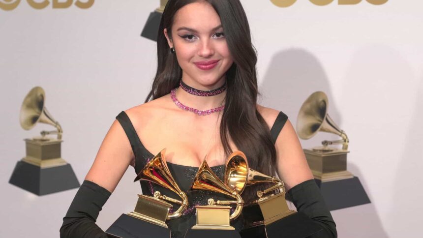 Olivia Rodrigo com três estatuetas no Grammy 2022