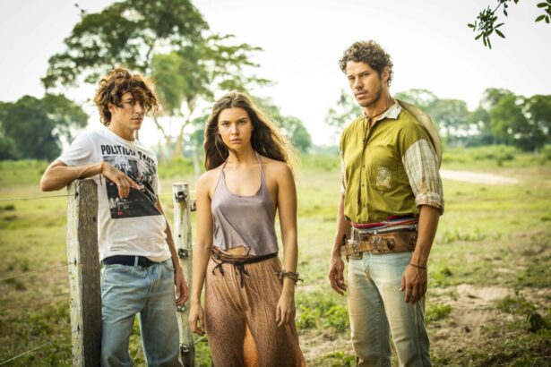 José Loreto, Alanis Guillen e Jesuíta Barbosa em cena de Pantanal