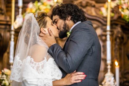 Os noivos Madeleine (Bruna Linzmeyer) e José Leôncio (Renato Góes) se beijam no altar