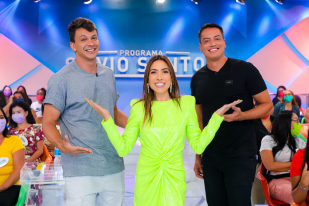 Júlio Cocielo, Patricia Abravanel e Léo Dias, em frente ao auditório nos estúdios do Programa Silvio Santos