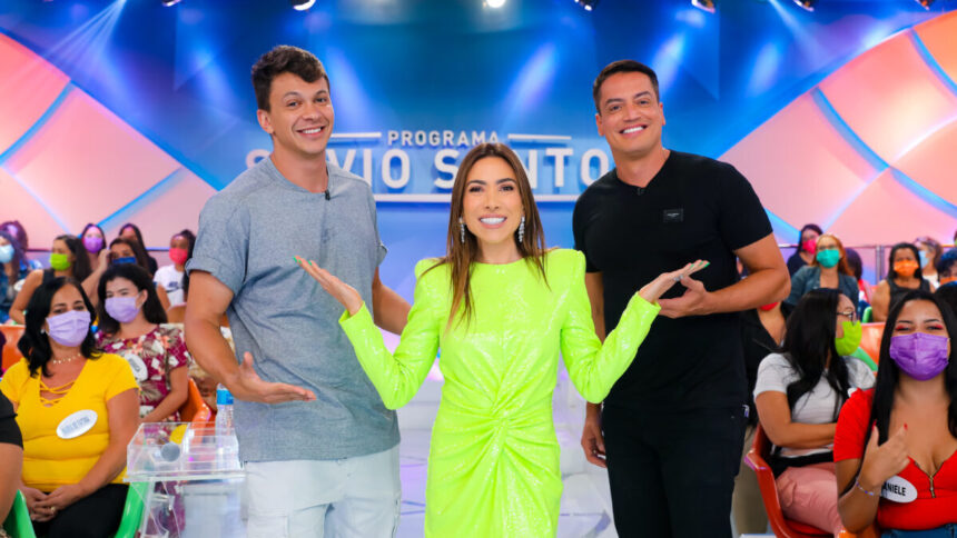 Júlio Cocielo, Patricia Abravanel e Léo Dias, em frente ao auditório nos estúdios do Programa Silvio Santos