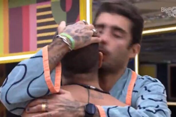 Arthur e Scooby abraçados no BBB 22.