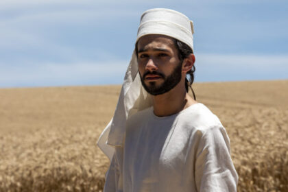 Rafael Gevú utilizando as vestes brancas, travestido de Samuel em Reis