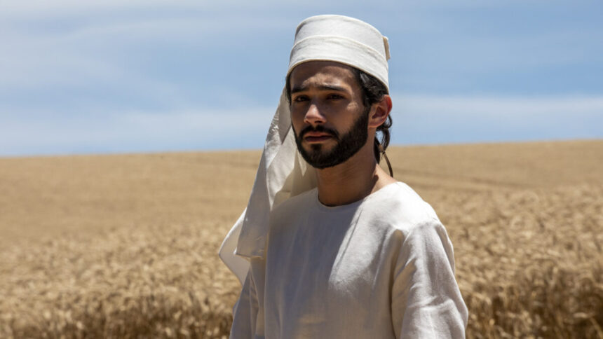 Rafael Gevú utilizando as vestes brancas, travestido de Samuel em Reis