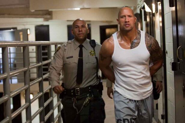 Dwayne Johnson em trecho do filme Rápida Vingança, exibido pela Record TV