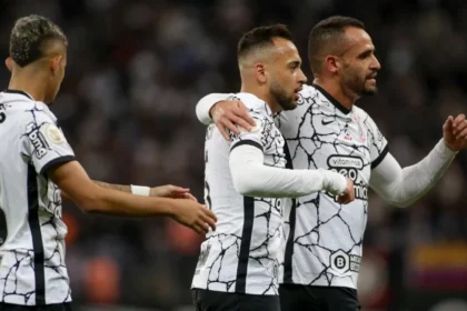 Renato Augusto e outros jogadores comemorando gol com a camisa do Corinthians