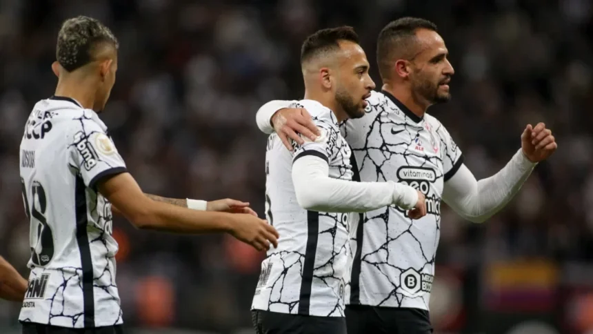 Renato Augusto e outros jogadores comemorando gol com a camisa do Corinthians