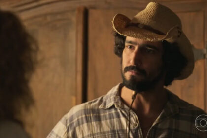 Renato Góes como José Leôncio em cena da novela Pantanal