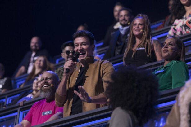 Rodrigo Faro no painel dos jurados, após uma apresentação na estreia da nova temporada do Canta Comigo