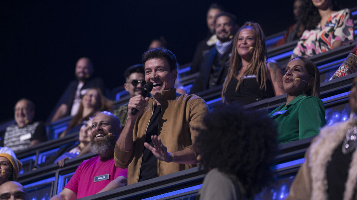 Rodrigo Faro no painel dos jurados, após uma apresentação na estreia da nova temporada do Canta Comigo
