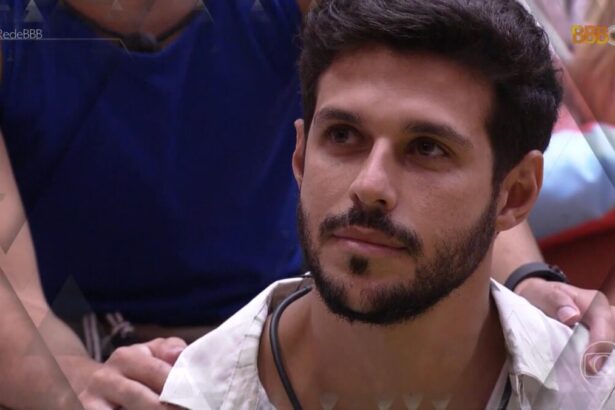 Rodrigo Mussi sentado no chão da casa do BBB 22