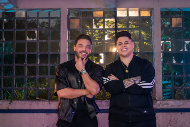 Wesley Safadão e Rogerinho de braços cruzados em cena do clipe Tchuco Nela