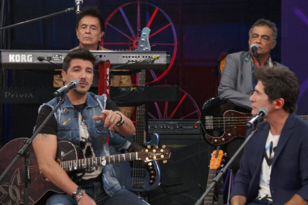 Roupa Nova e Daniel durante conversa no palco do Altas Horas, na TV Globo