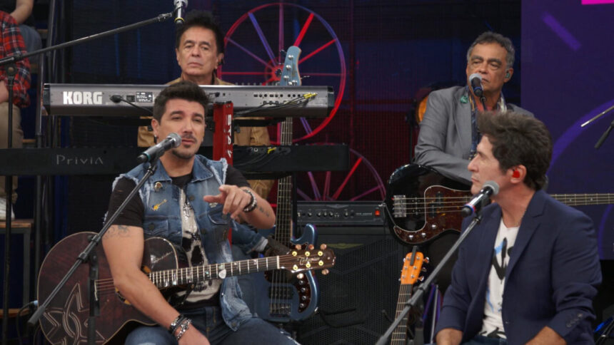 Roupa Nova e Daniel durante conversa no palco do Altas Horas, na TV Globo