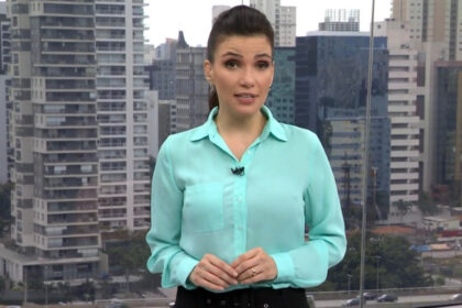 Sabina Simonato de blusa azul nos estúdios do SP1, durante chamada do jornal