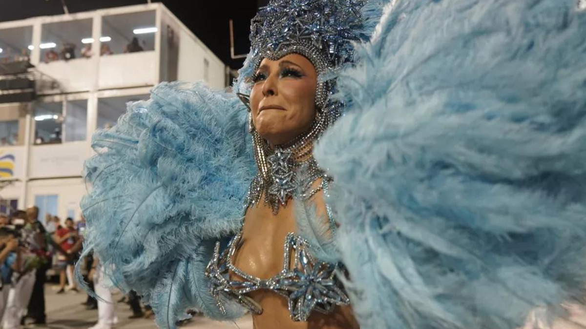 Sabrina Sato desfilando na Marquês de Sapucaí, pela Vila Isabel. Ela utiliza uma vestida azul