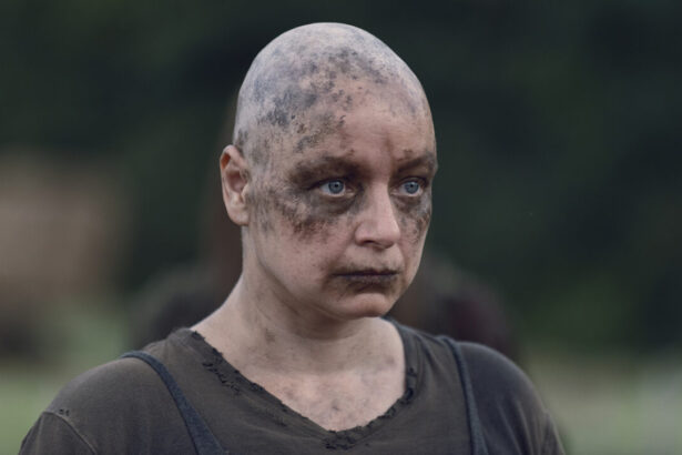 Samantha Morton careca e toda suja em cena de The Walking Dead