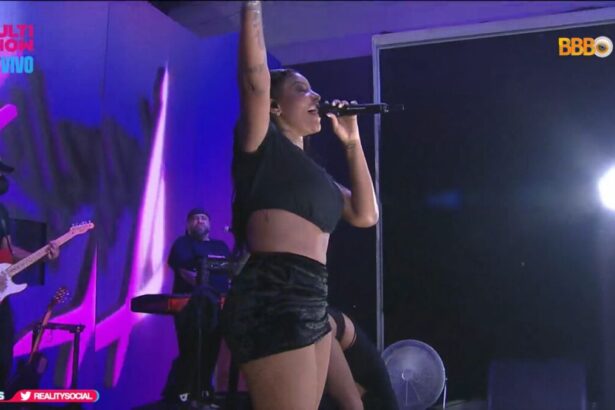 Ludmilla durante show no BBB 22, com o braço pra cima.