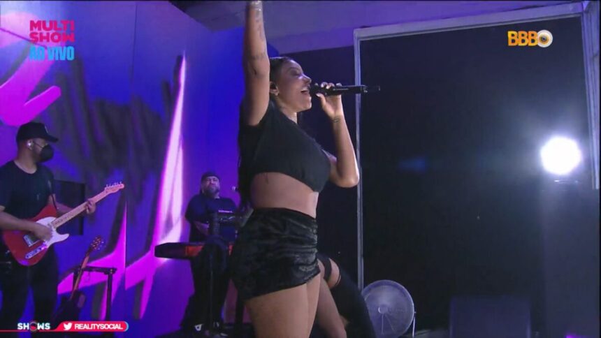 Ludmilla durante show no BBB 22, com o braço pra cima.