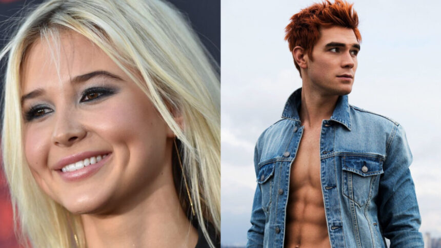 Isabel May sorri e KJ Apa com um olhar sério