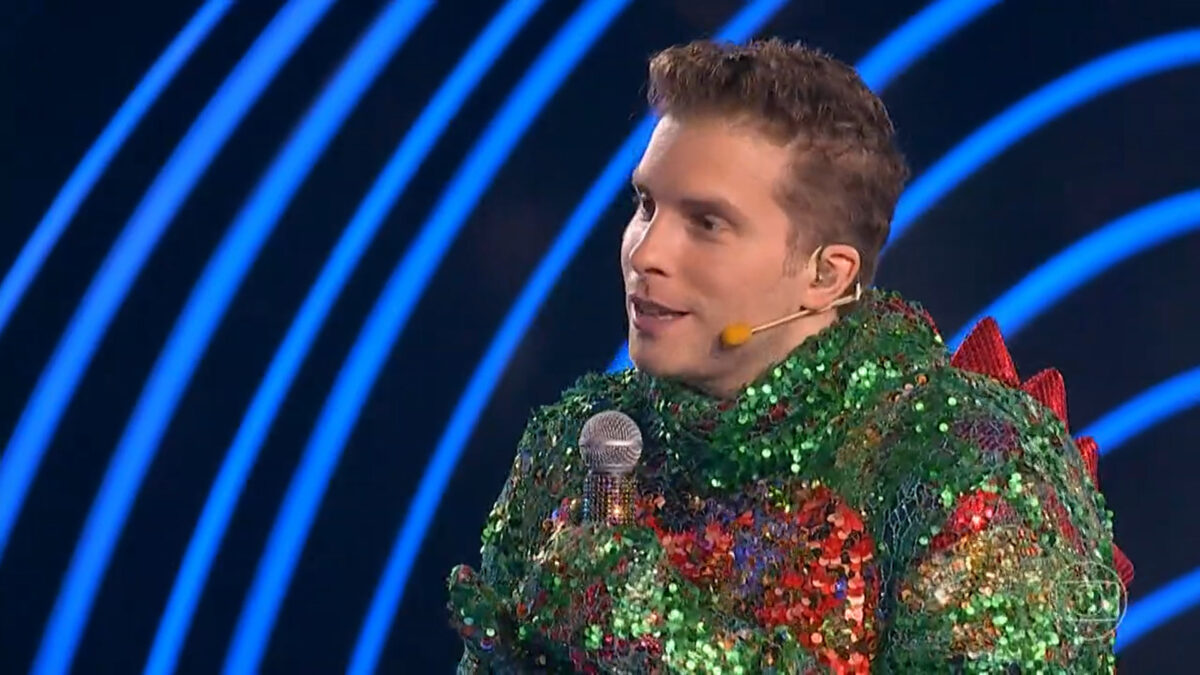 Thiago Fragoso após ser desmascarado como o Camaleão no The Masked Singer Brasil