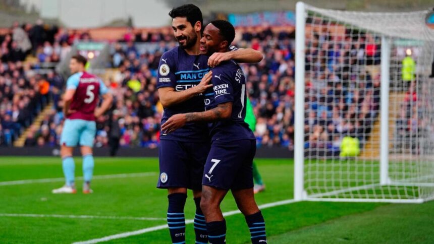 Jogadores do Manchester City comemorando gol, em jogo pela Premier League