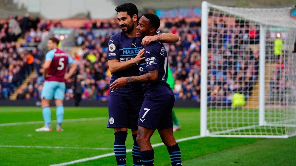 Jogadores do Manchester City comemorando gol, em jogo pela Premier League