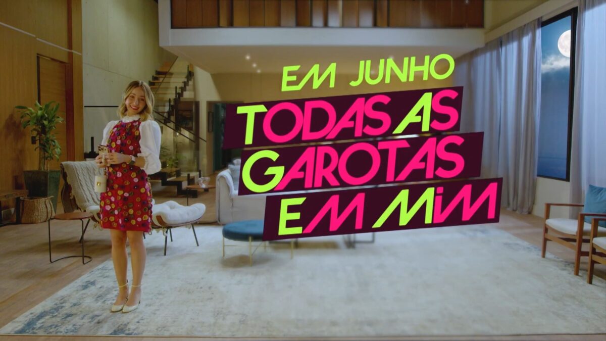 Mharessa Fernanda, protagonista da série Todas as Garotas em Mim no meio de uma sala de estar