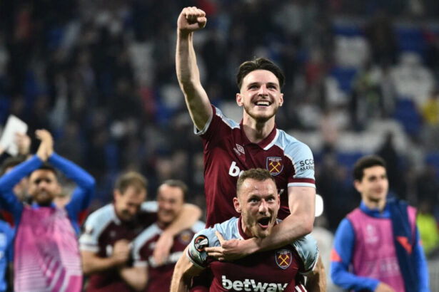 Jogadores do West Ham comemorando a classificação contra o Lyon